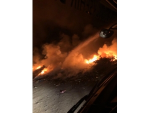 Burhaniye’de Çöplük Yangını Korkuttu