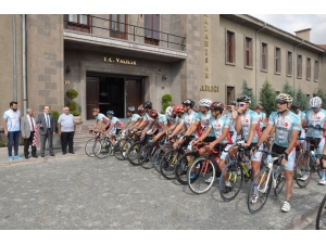 Profesyonel Bisikletçiler Ömer Halis Demir’in Mezarına Doğru Yola Çıktı