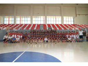 Şampiyonların Kupaları Başkan Akın’dan