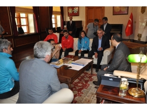 Vali Öksüz, Milli Sporcuları Makamında Ağırladı