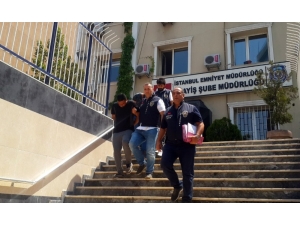 Otomobilin Camından Sarktı, Çantayı Böyle Alıp Kaçtı