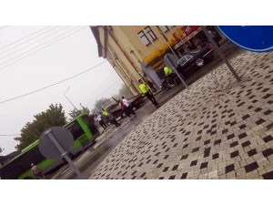 Belediye Otobüsü İle Otomobil Çarpıştı: 4 Yaralı
