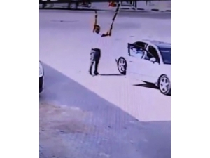 Gündüz Vakti Araçtan İnip Havaya Ateş Ettiler