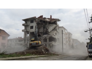 Düzce’de Metruk Bir Bina Daha Tarih Oldu