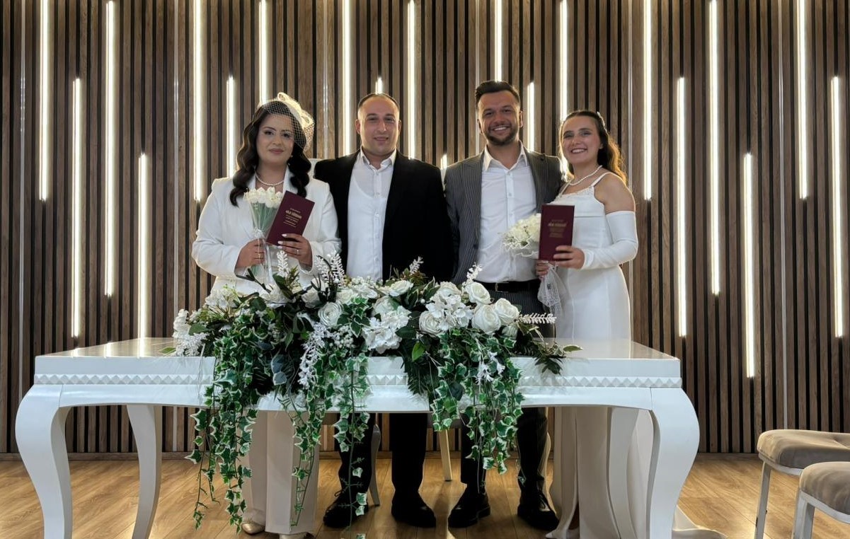 cocukluk-arkadaslari-ayni-gun-evlenip-birbirlerinin-nikah-sahidi-oldu