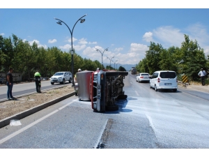 Manisa’da Kamyonet Devrildi, 2 Ton Süt Yola Döküldü
