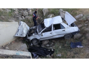 Otomobil 6 Metrelik Menfeze Uçtu: 1 Ölü