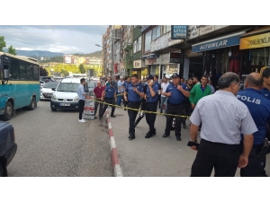 Kavgayı Ayırmaya Çalışan Baba, Cadde Ortasında Silahla Vuruldu