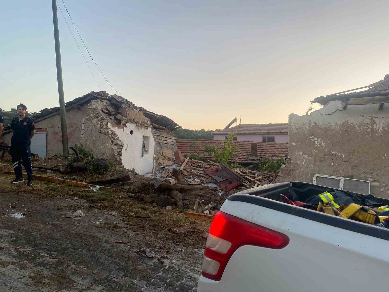 eskisehir-de-yangindan-donen-itfaiye-araci-eve-carpti-3-itfaiye-eri-yarali