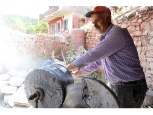 Ekmeğini Taştan Çıkarıyor