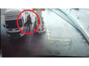 Akaryakıt İstasyonunda Bıçaklı Dehşet Anları Kamerada