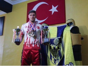 Kalecilikten Kick Boks Şampiyonluğuna