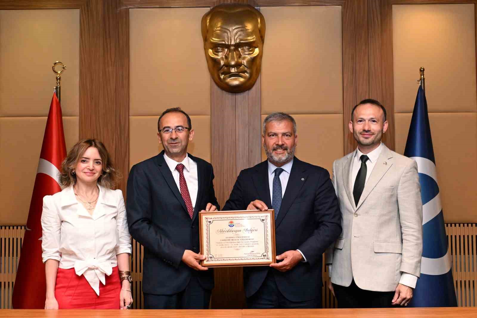 turak-tan-anadolu-universitesi-emyo-ya-akreditasyon-plaketi