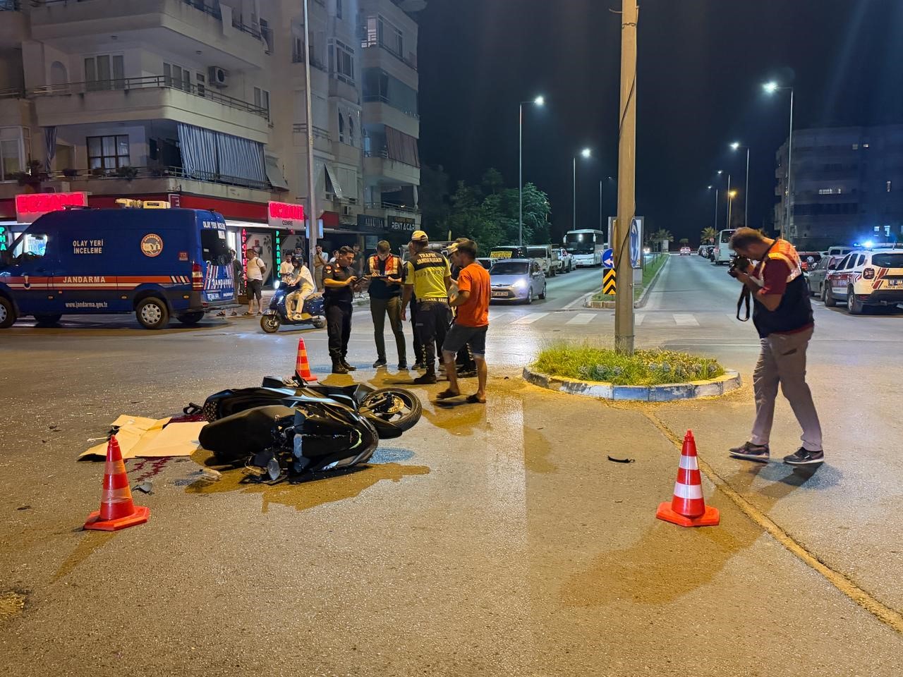 alanya-da-hafif-ticari-aracla-carpisan-motosikletli-genc-yaralandi