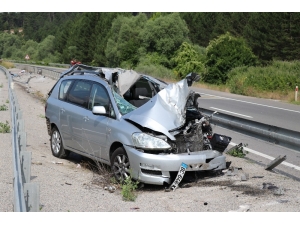 Kontrolden Çıkan Otomobil Refüje Uçtu: 1 Ölü, 5 Yaralı