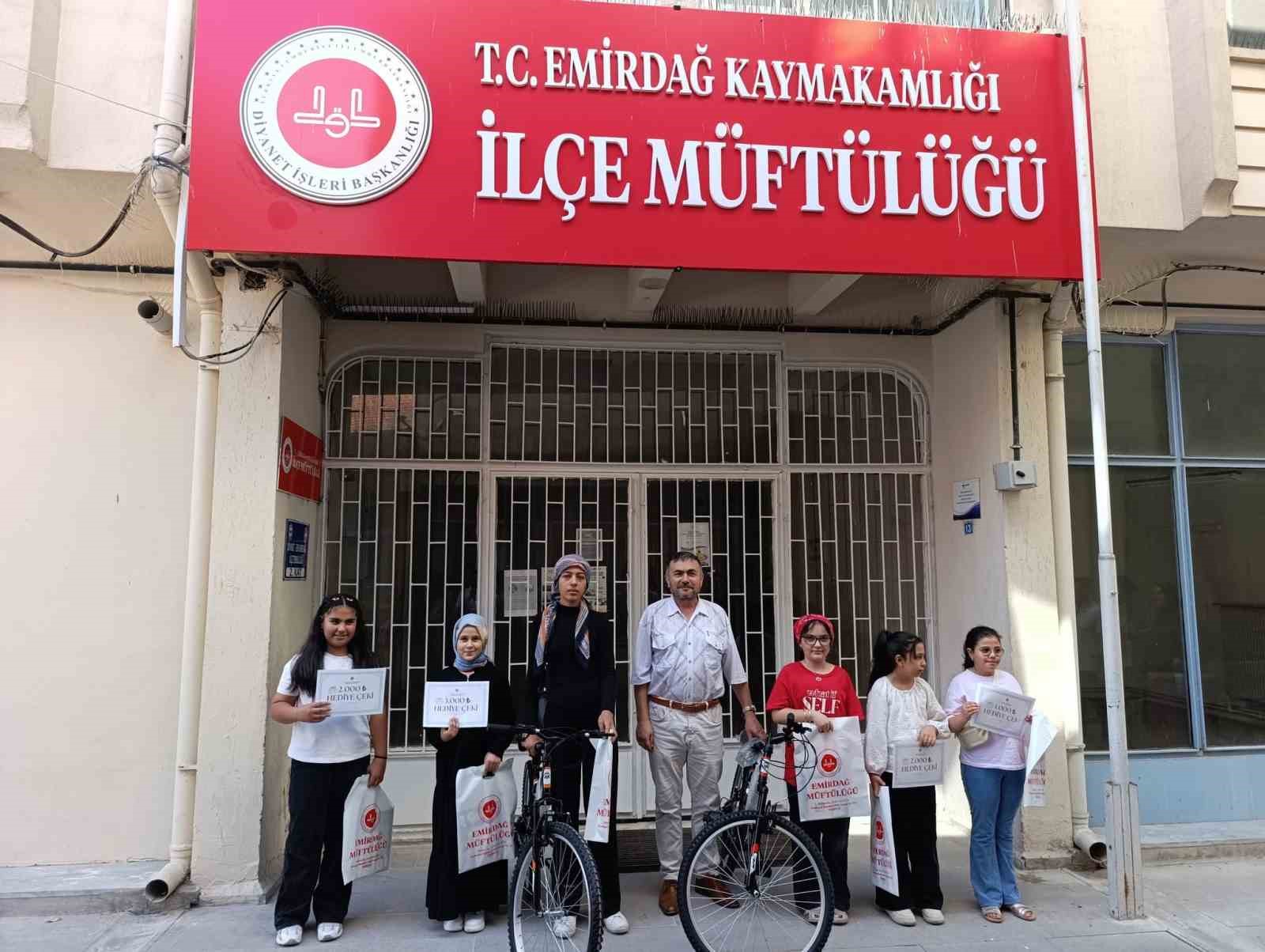 emirdag-da-camiler-arasi-bilgi-yarismasi-nda-dereceye-giren-ogrenciler-odullendirildi