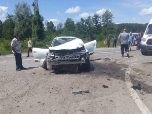 Virajı Alamayan Otomobil Durağa Çarptı: 5 Kişi Ölümden Döndü