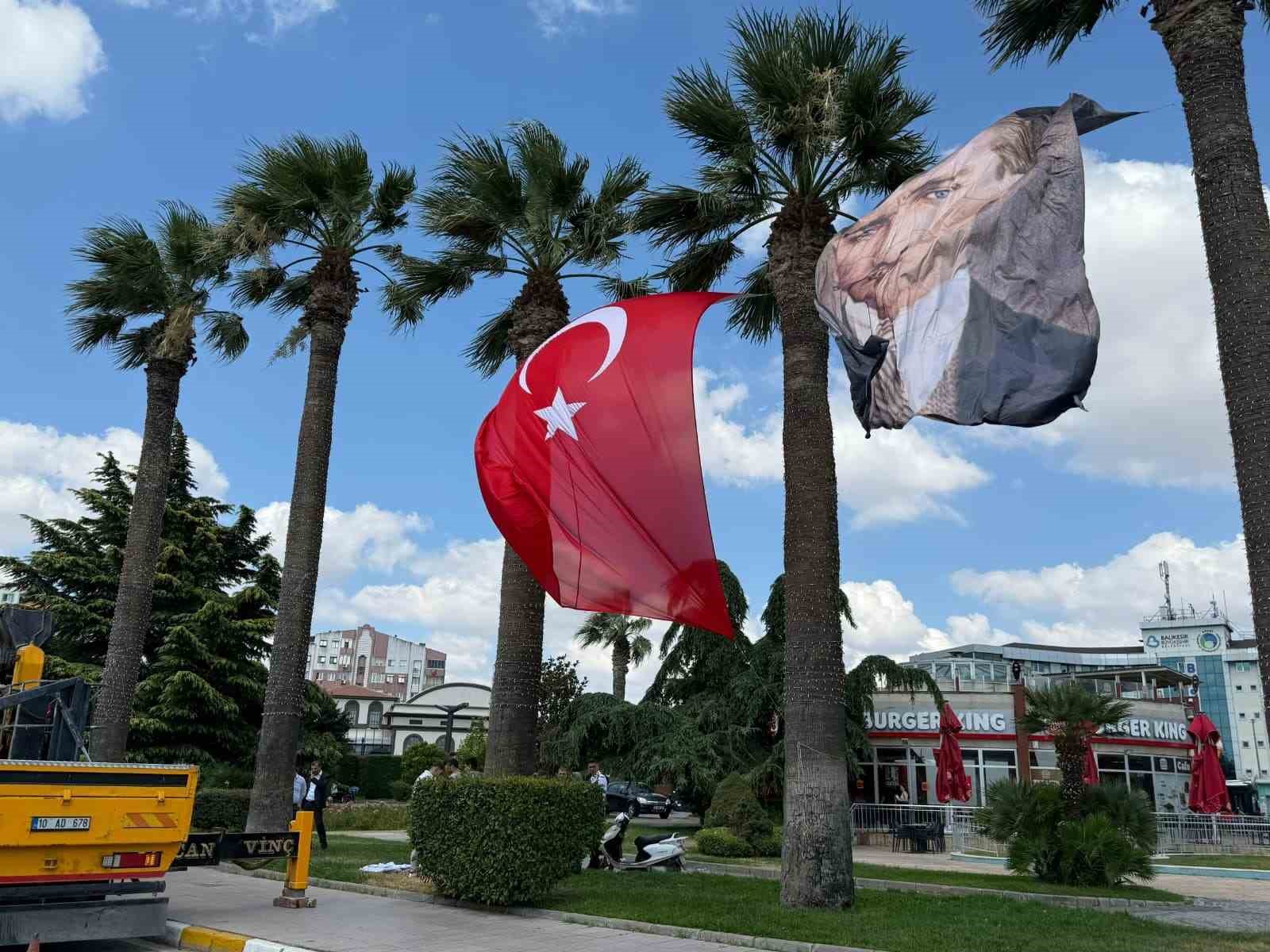 balikesir-de-turk-bayraginin-yanina-cumhurbaskani-erdogan-in-fotografinin-asilmamasina-tepki