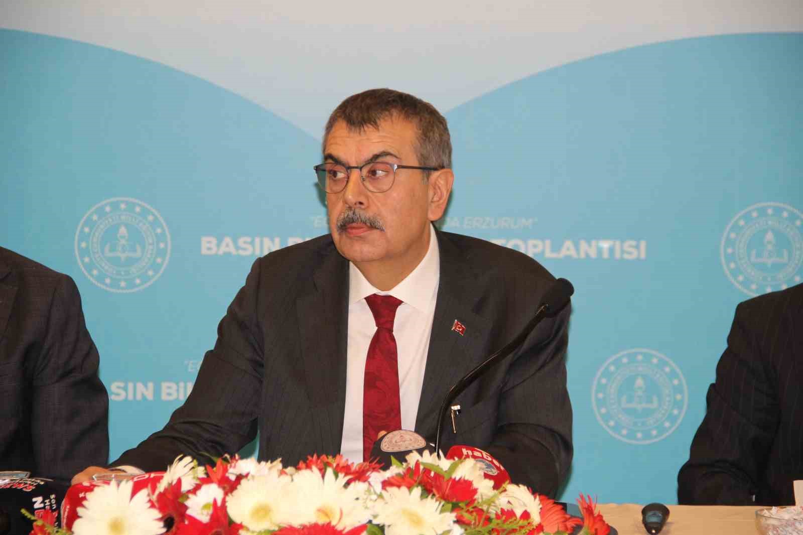 bakan-tekin-hedefimiz-19-agustos-ta-kazmanin-vurulmasini-saglayacak-takvimi-hayata-gecirmek