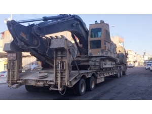 Suriye Sınırına Askeri İş Makinesi Sevkiyatı Devam Ediyor