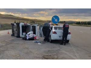 Otomobil İle Kamyonet Çarpıştı: 6 Yaralı