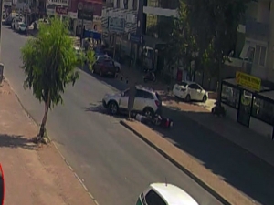 Kafası Otomobilin Altında Kaldı, Kaskı Sayesinde Kurtuldu