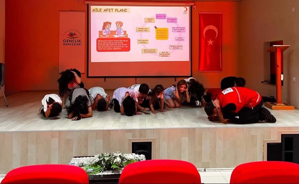 kizilay-dan-yaz-kursu-ogrencilerine-afet-bilinci-egitimi