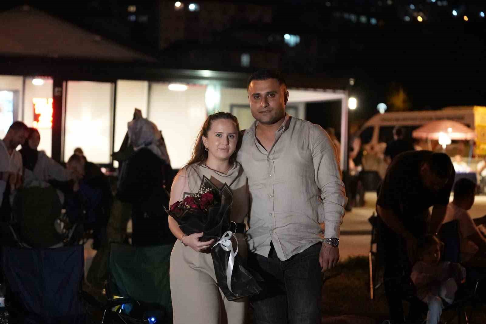 film-izlemeye-geldi-evlilik-teklifi-aldi