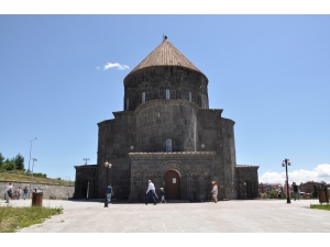 Kars Kümbet Cami Yoğun İlgi Görüyor