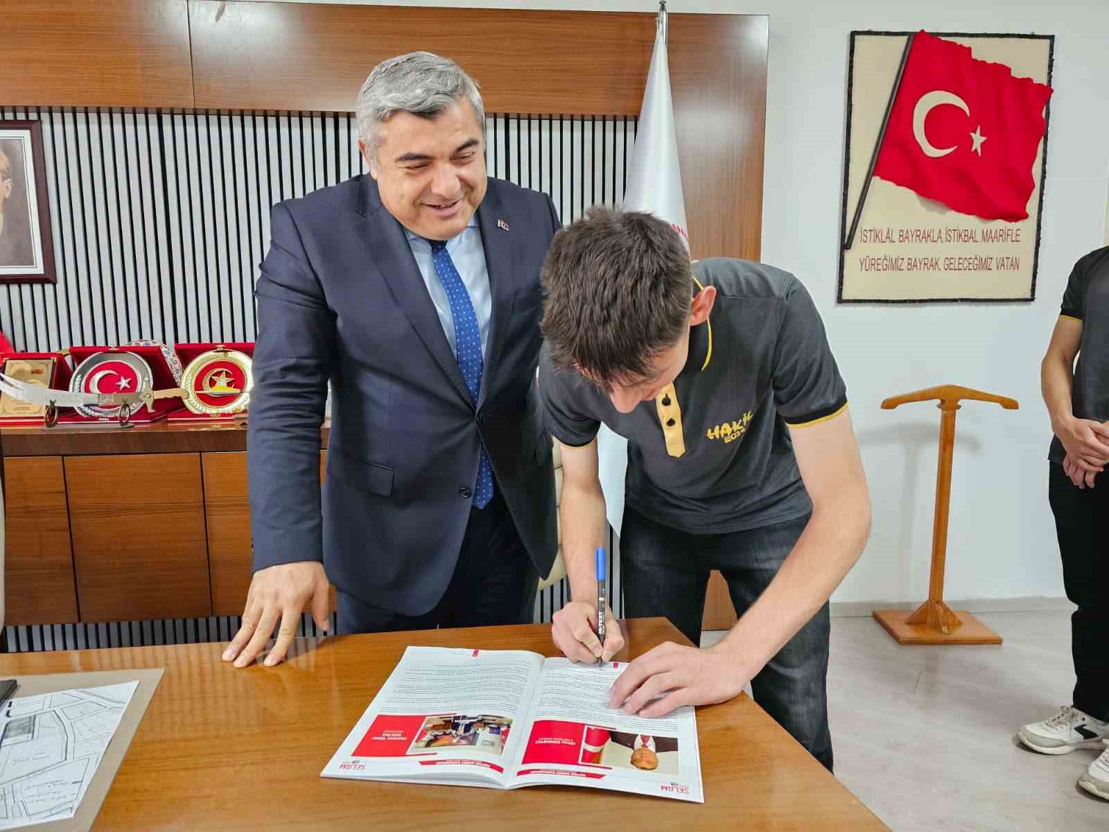ogrenciler-hazirladigi-derginin-ilk-sayisini-sunnetci-ye-hediye-etti