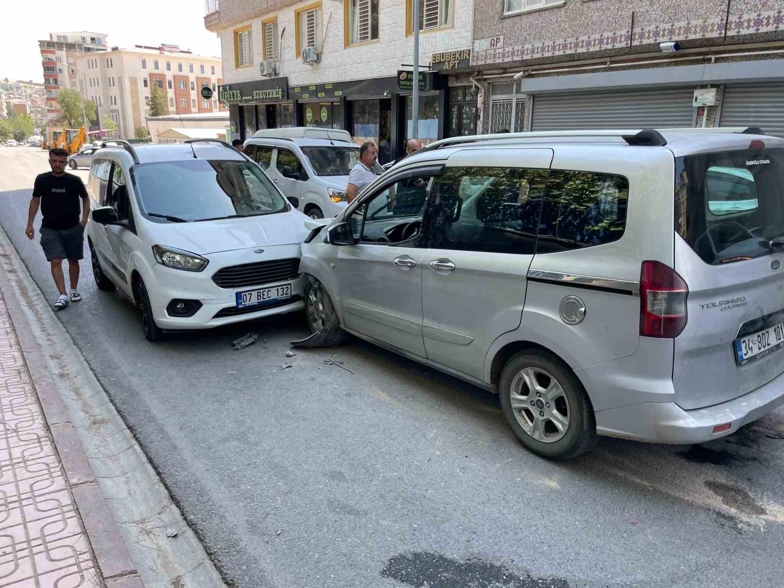 siirt-te-iki-hafif-ticari-arac-kafa-kafaya-carpisti-1-yarali