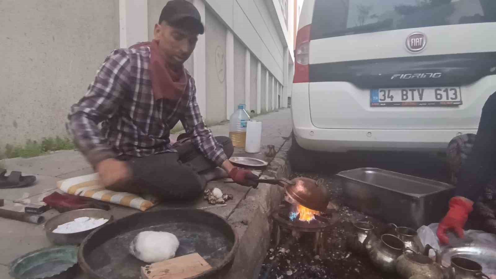 kars-sokaklarinda-alin-teriyle-gecim-kari-koca-kalaycilik-yaparak-ekmeklerini-kazaniyor
