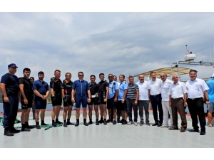 Bakan Pakdemirli, Çeşme’de Hayalet Ağlar İçin Daldı