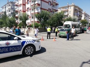 Sporcuları Taşıyan Minibüsle Otomobil Çarpıştı: 6 Yaralı