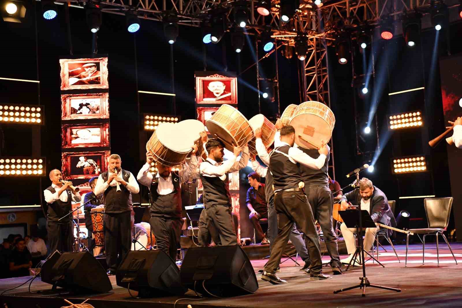 neset-ertas-kultur-ve-muzik-festivali-nde-meydan-doldu-tasti