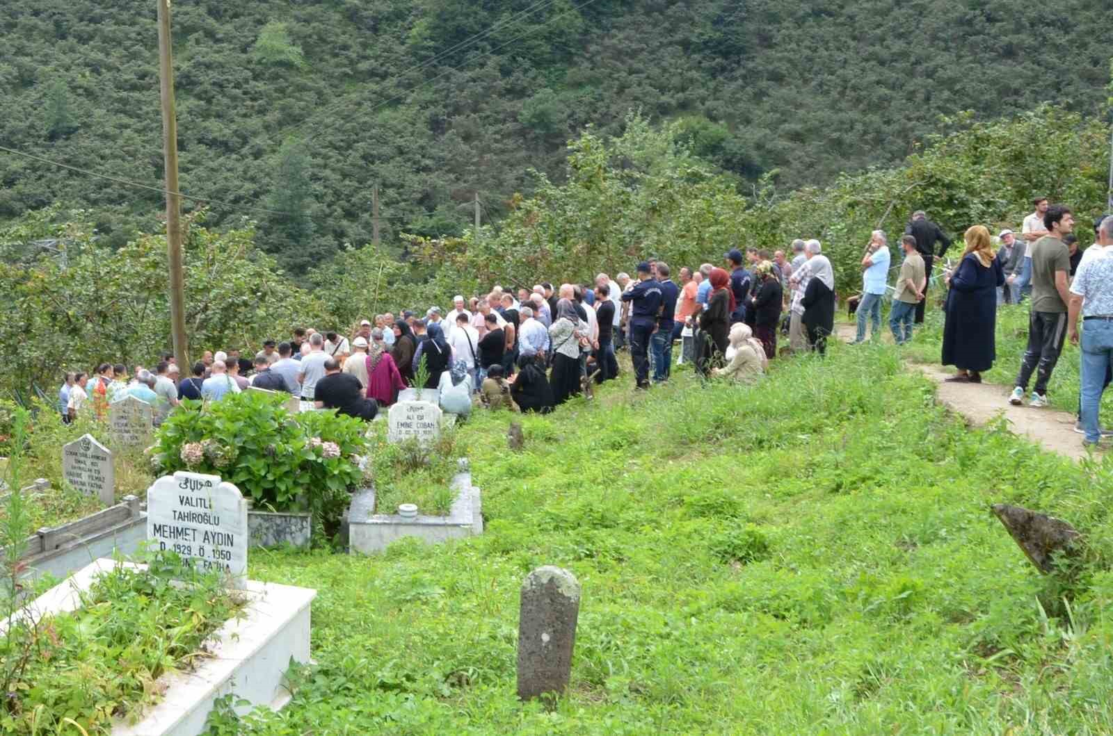 giresun-da-sele-kapilarak-hayatini-kaybeden-mehmet-akkaya-topraga-verildi