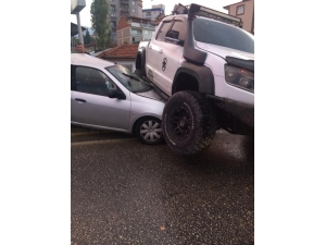 3 Araç Birbirine Girdi: 3 Yaralı