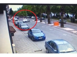 Otomobilin Çarptığı Yaşı Adam Metrelerce Böyle Savruldu