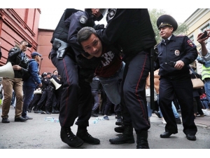 Rusya’da Yerel Seçimler Öncesi Protesto: 25 Gözaltı