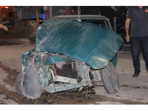 Otomobil Önce Refüje Sonra 4 Araca Çarptı: 2 Yaralı