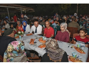 Şehit Ailelere Onuruna Yemek Verildi