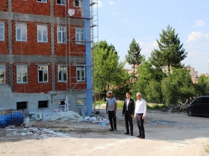 Kaymakam Okatan, İmam Hatip Ortaokulu İnşaatında İncelemelerde Bulundu