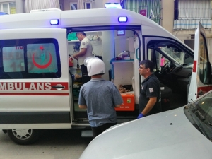 Kaskı Kendine Taktı, Eşi Canından Oluyordu