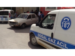 El Freni Çekilmeyen Otomobil Doğal Gaz Kutusuna Çarptı