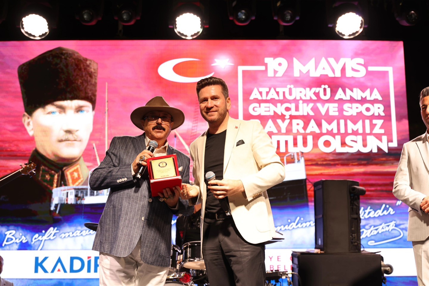 tavas-ta-19-mayis-coskusu-genclik-konseriyle-taclandi