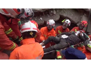 Enkazdan 60 Saat Sonra Kurtarıldı