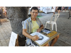 Burhaniye Ören’de 6 Yıldır Portre Çizerek Ekmeğini Kazanıyor