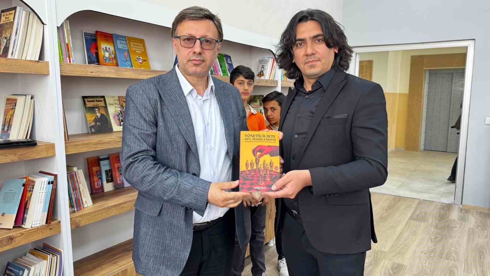dr-cengiz-celik-agri-da-okurlariyla-bulustu