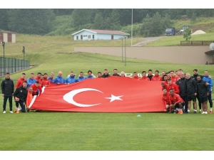 Futbolcular Dev Türk Bayrağı İle Poz Verdi