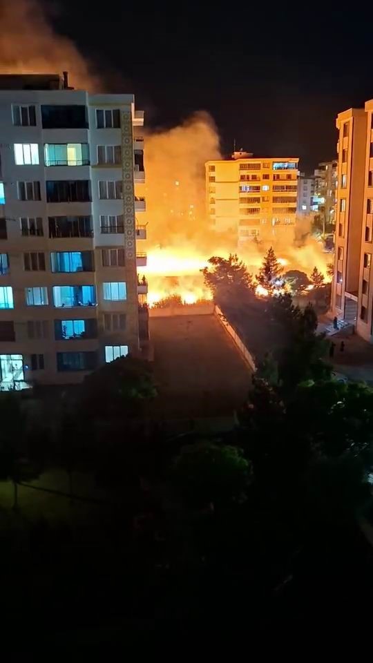 diyarbakir-da-korkutan-yangin-geceyi-gunduze-ceviren-alevler-apartmanlara-sicramadan-sonduruldu